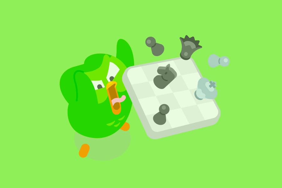 Ilustração do Duo, a coruja, virando um tabuleiro de xadrez com raiva. As peças voam para todos os lados.
